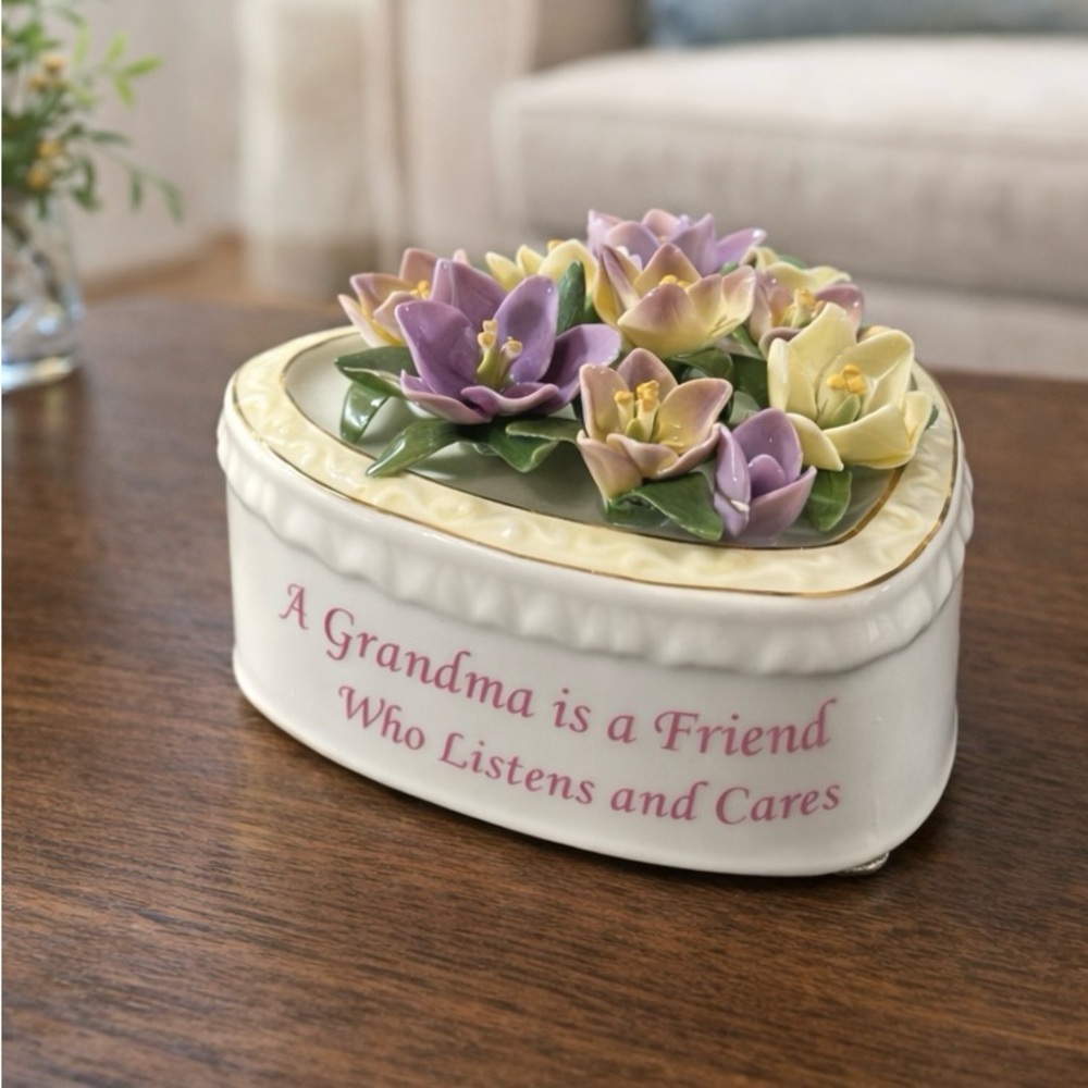 Cosmos Gifts Heart Shaped Floral Porcelain Music Box For Grandma Plays “Memory”